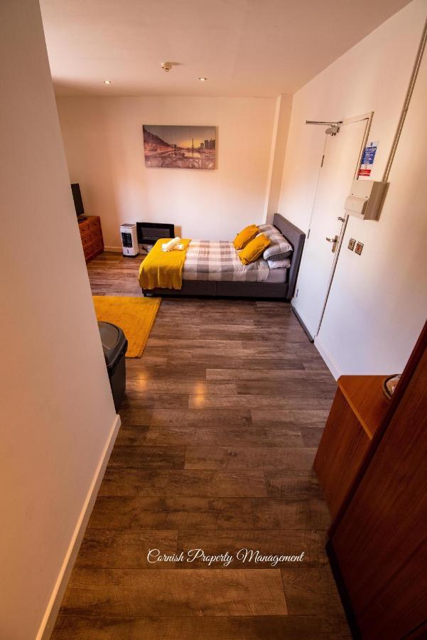 Road Apartment *